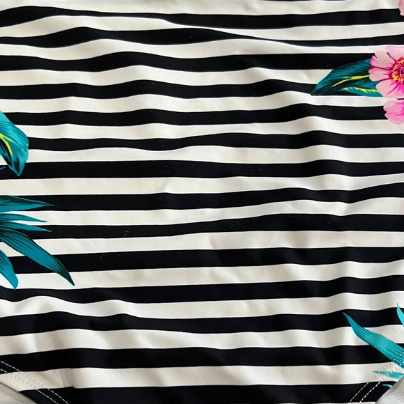 Torrid Black and White Striped Floral Swimsuit 5x top and 4x bottoms - Picture 4 of 13
